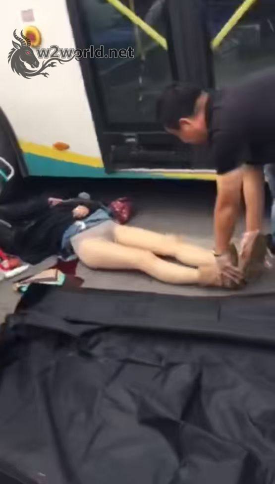 The young woman was crushed by the bus 02