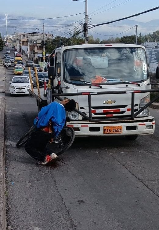 Cyclist Killed Instantly in Ecuador as Metal Rods Pierce Chest in Head-On Truck Collision 02