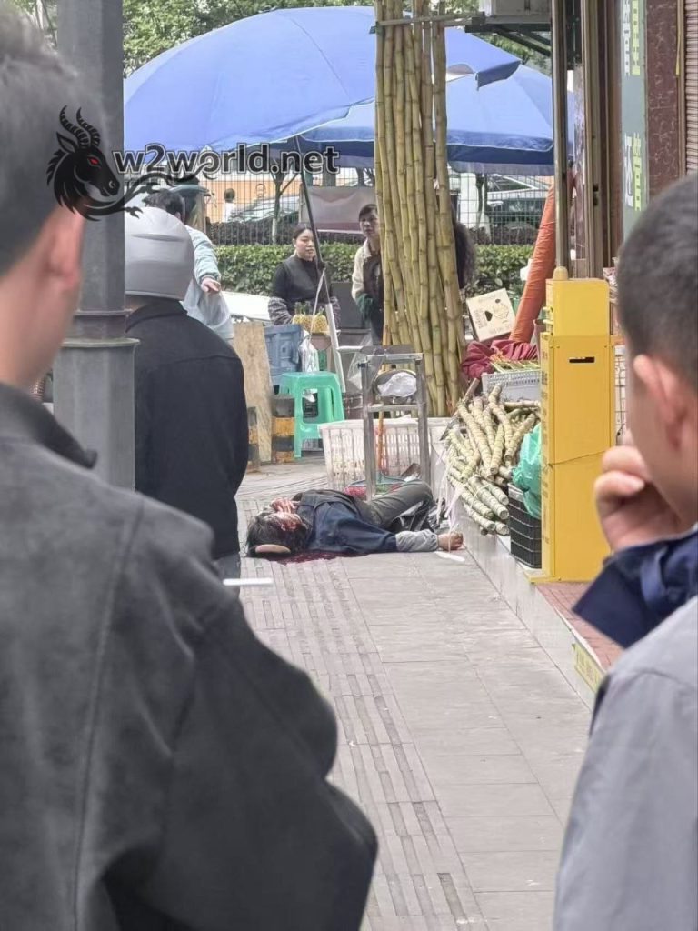 A woman was slashed and seriously injured in a dispute between street vendors 03